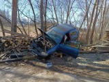 Wypadek pod Tarnowem, młody kierowca bez prawa jazdy podczas wyprzedzania doprowadził do zderzenia ze skodą, jedna osoba ranna [ZDJĘCIA]