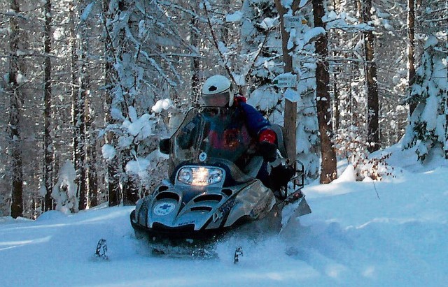 Ratownicy dzięki skuterom śnieżnym są w stanie szybko dotrzeć do osób potrzebujących pomocy