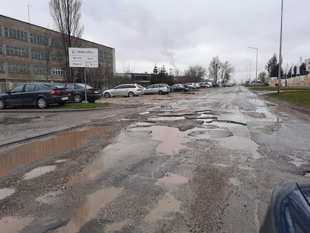 W oczekiwaniu na przebudowę ulicy Marii Fołtyn trzeba na razie pokonywać takie dziury w jezdni.