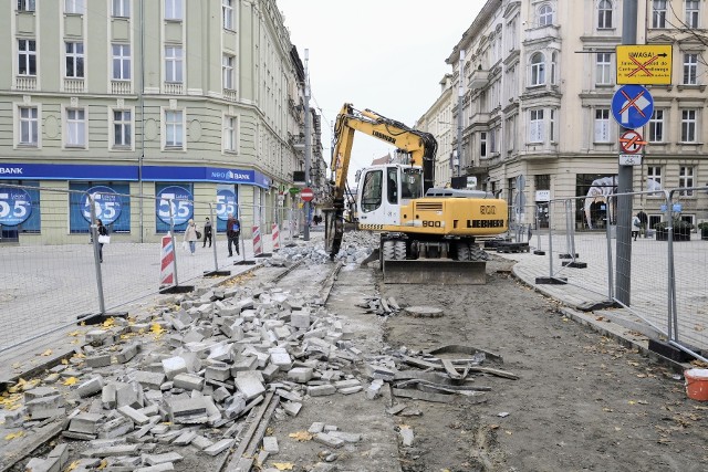 Kostka brukowa została rozebrana, mimo że ułożono ją zaledwie trzy lata wcześniej. Aby przeglądać zdjęcia kliknij strzałkę w prawo --->