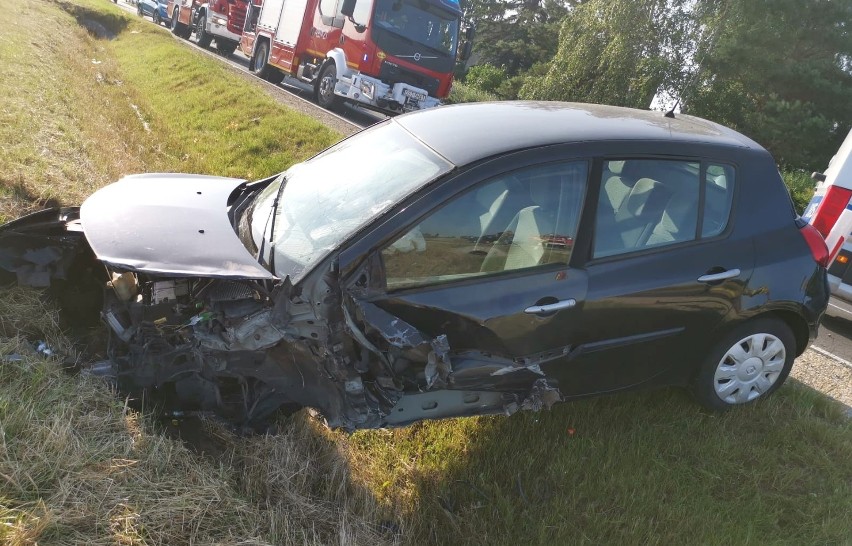 Skutki wypadku pod Rożniątowem w gminie Strzelce Opolskie.