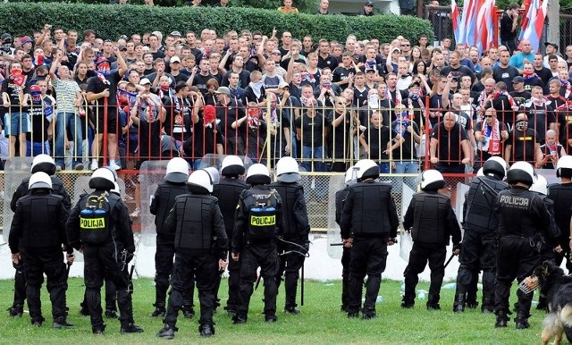 Podczas ubiegłorocznego meczu pomiędzy Czuwajem i Polonią doszło do przepychanek kibiców z policją. Jak będzie tym razem?