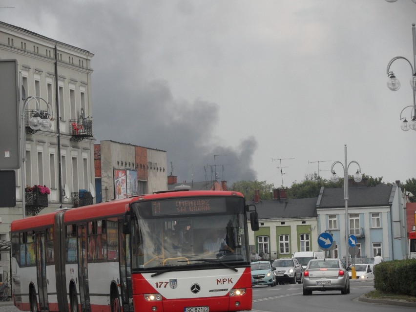 Pożar na Mirowie gasi 15 zastępów straży pożarnej