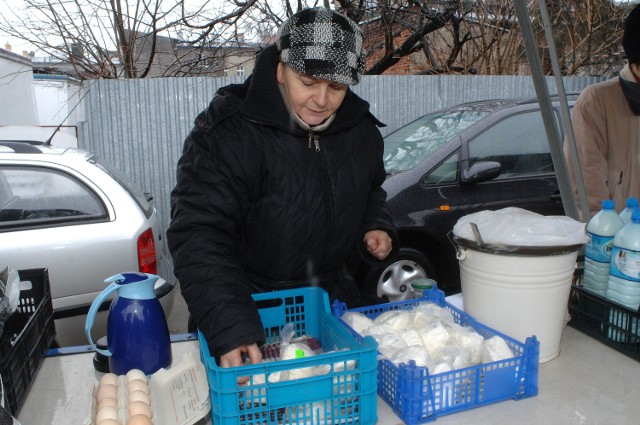 Bez względu na pogodę gospodynie z okolicznych wsi przyjeżdżają na targ do Koszalina z mlekiem, śmietaną, jajkami, twarogiem i masłem.