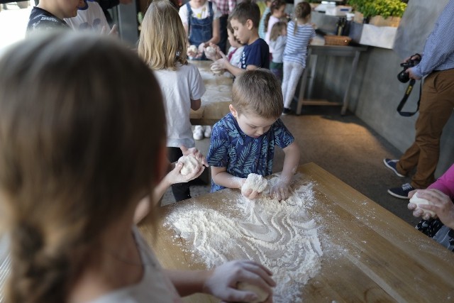 W restauracji Pikado, która znajduje się na terenie toruńskich Jordanek, najmłodsi spędzili wyjątkowy Dzień Dziecka. Wzięli bowiem udział w warsztatach kulinarnych. Wszyscy bawili się wyśmienicie.  
