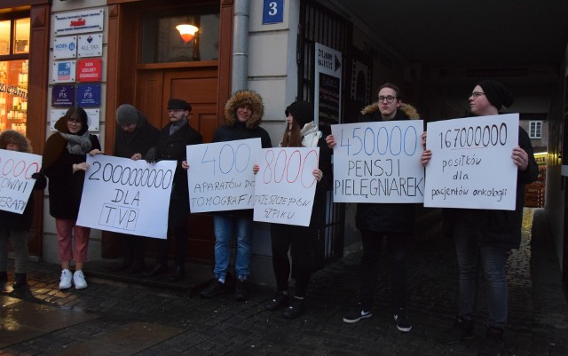 Członkowie młodzieżówek partii opozycyjnych z Lublina protestowali w piątek przed siedzibą PiS przy ul. Królewskiej