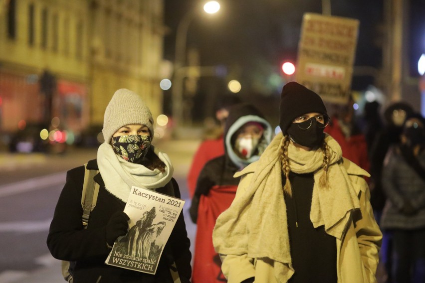 Kilkadziesiąt osób zgromadziło się w piątek przed siedziba...