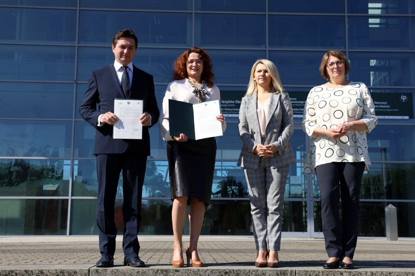 Politechnika Białostocka podpisała porozumienie z Polskim Klastrem Budowlanym. Powstanie nowy kierunek studiów i Polskie Centrum BIM