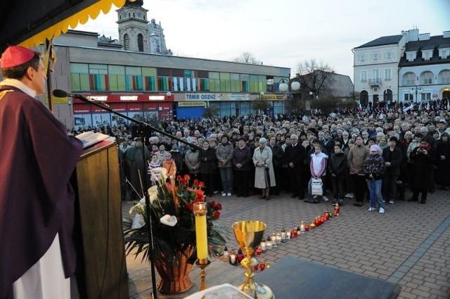 W intencji ofiar katastrofy lotniczej w Smoleńsku modliło się na tarnobrzeskim rynku kilka tysięcy osób.
