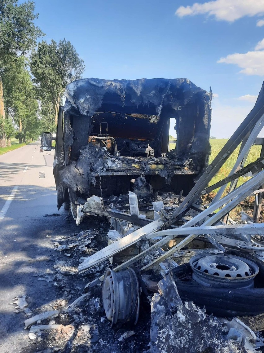 W gminie Łysomice doszczętnie spłonął samochód. Nikt z pasażerów nie odniósł obrażeń ZDJĘCIA