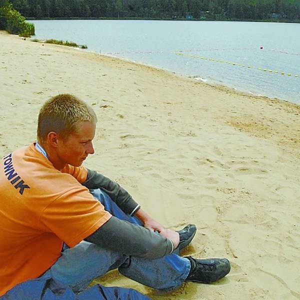 W środę nad jeziorem średnim problemem nie były sinice, ale kiepska pogoda i brak plażowiczów. Ratownik Damian Żerek był więc na stanowisku, ale bezrobotny.