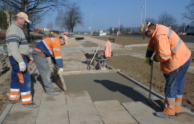 Na razie Infrabud zajmuje się pracami wokół ronda, m. in. budowane są chodniki.