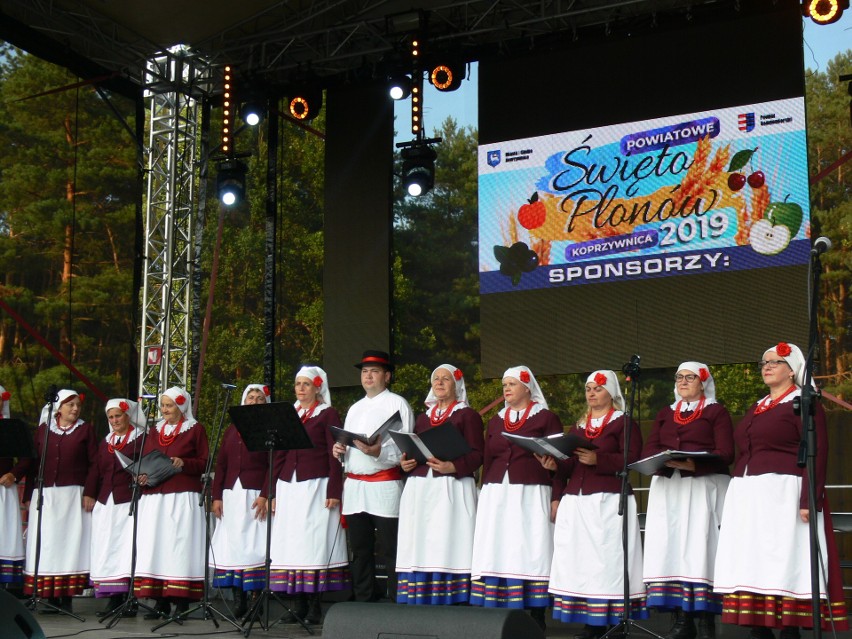 Po części oficjalnej  na scenie rozpoczęły się występy...