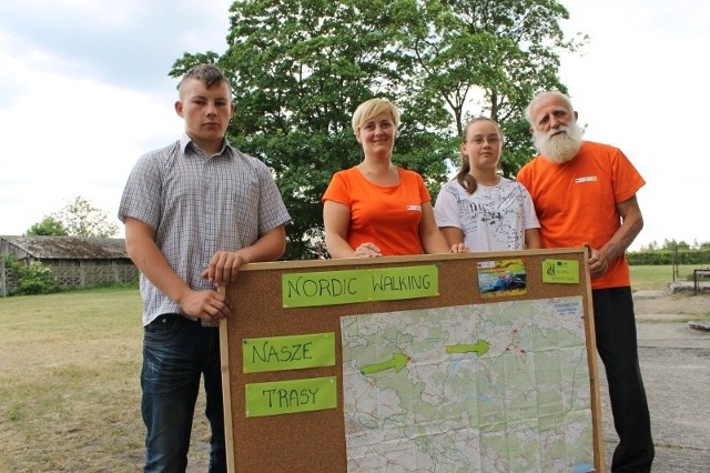 Pokonane wspólnie trasy kijkarze zaznaczają na mapie Stobrawskiego Parku Krajobrazowego. Od lewej: Marek Plekaniec, Dorota Wielonkiewicz, Paulina Paszkowska i Marian Abratkiewicz.