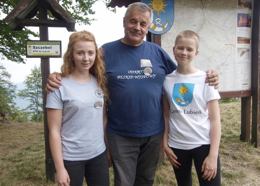 Odkryj Beskid Wyspowy. W niedzielny poranek wspięli się na Szczebel. Bardzo liczną grupę stanowili najmłodsi turyści [ZDJĘCIA]