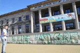 Zdewastowany murek przed Miejskim Centrum Kultury w Skarżysku. Sprawę bada policja