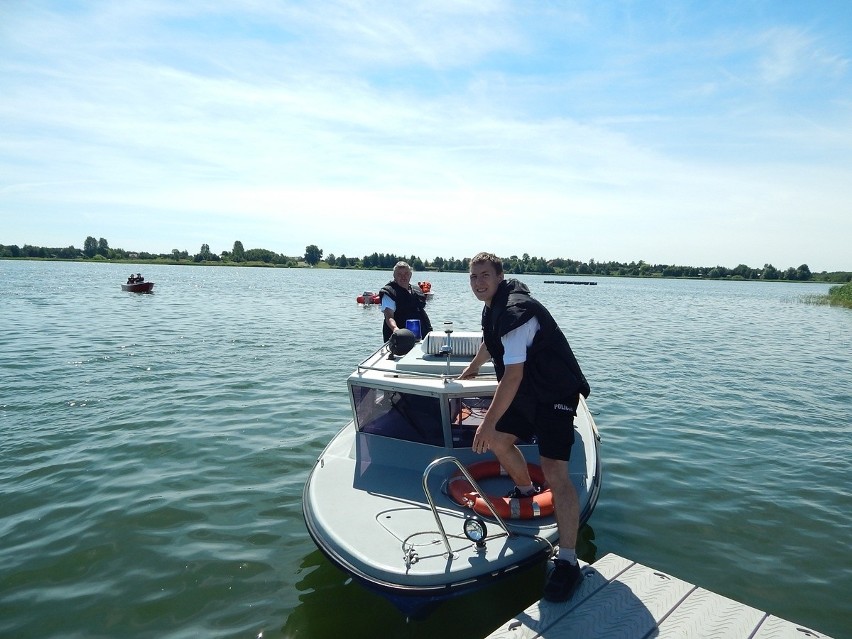 Wywrócona łódź, tonąca osoba w jeziorze. Z takim trudnym zadaniem musieli sobie radzić policjanci i strażacy na jeziorze Głuszyńskim