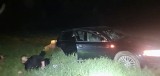 Pościg za kurierem przewożącym migrantów na trasie Boćki - Dubno. Auto wypadło z drogi. Padły strzały. Wszyscy trafili do szpitala (zdjęcia)