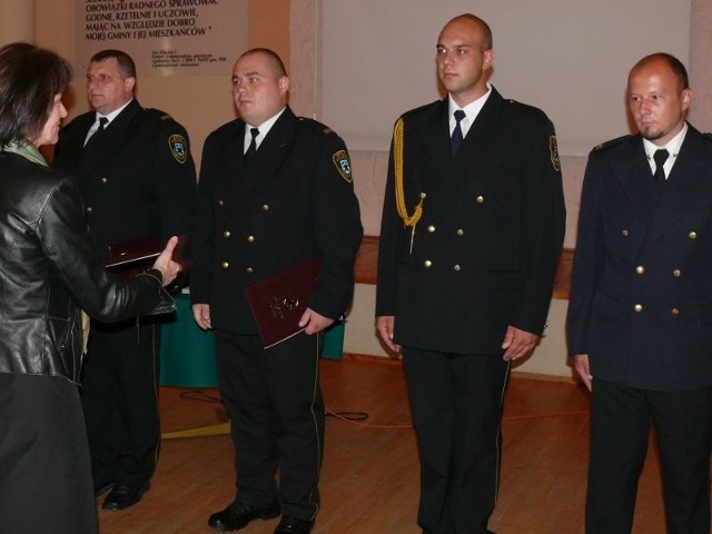 Podczas uroczystości strażnikom wręczono awanse i wyróżnienia.