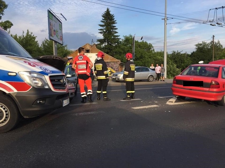 Zderzenie dwóch aut na skrzyżowaniu ul. Nadbystrzyckiej z Romatyczną