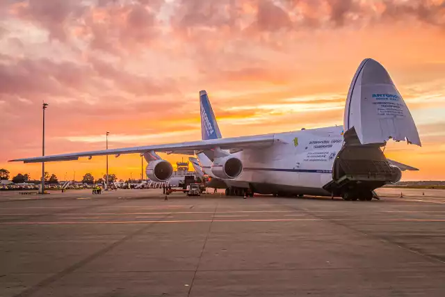 An-124 RusłanRusłan to prawdziwy gigant. Waży 175 ton. Żeby go zatankować potrzeba niemal 180 tys. litrów paliwa lotniczego. W Pyrzowicach pod koniec 2020 lądował dwa razy, 23 listopada i 7 grudnia. To maszyna ukraińskich linii Antonov Airlines. To jeden z największych samolotów świata.Zobacz kolejne zdjęcia. Przesuwaj zdjęcia w prawo - naciśnij strzałkę lub przycisk NASTĘPNE