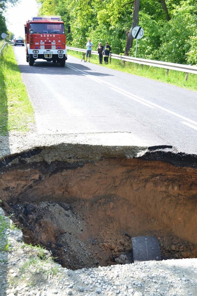 We wtorek rano na drodze 237 między Mąkowarskiem a Tucholą zrobiła się potężna wyrwa w jezdni. Dziura w drodze o wielkości 10 na 10 metrów miała 8 metrów głębokości!