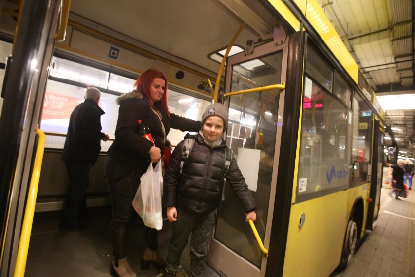 Dzień smogowy w woj. śląskim. Autobusy, tramwaje i pociągi...