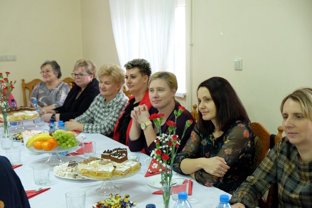 W Zamku Książąt Pomorskich w Darłowie odbyły się Powiatowe Obchody Dnia Sołtysa. O ważnej roli, którą sołtysi pełnią wśród lokalnej społeczności każdego dnia, mówił podczas uroczystości Wojciech Wiśniowski, starosta sławieński. Po uroczystości w zamku sołtysi z gminy Darłowo udali się do świetlicy w Porzeczu, gdzie na zaproszenie wójta Radosława Głażewskiego odbyło się spotkanie przy kawie i cieście, na które zostali zaproszeni również  radni gminy. - Chciałbym bardzo serdecznie podziękować za waszą pracę, za to co czynicie. Nie zawsze się zgadzamy.  Czasami dyskutujemy, bo każdy ma swoje rację, ale mamy wspólny cel, czyli  dobro mieszkańców gminy Darłowo - mówił Radosław Głażewski, wójt gminy Darłowo. Sołtysi otrzymali z okazji ich święta pamiątkowe gadżety. Był również specjalnie przygotowany na tę okazję tort.Zobacz także: Podsumowanie projektów Działaj Lokalnie w gminie Darłowo 