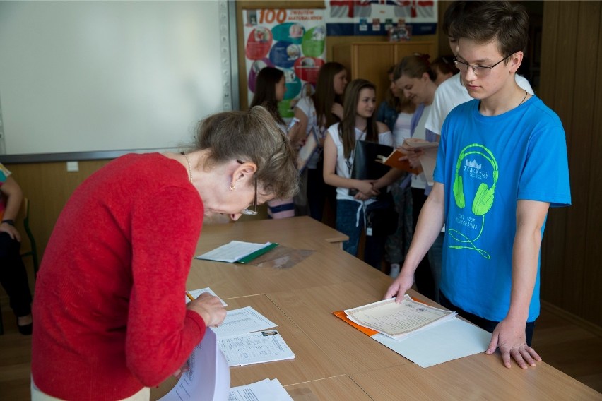 Uczeń maksymalnie może wybrać trzy szkoły, a w nich –...