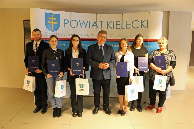 Stypendyści Starosty Kieleckiego nagrodzeni za szczególne osiągnięcia i wysokie wyniki w nauce za rok szkolny 2021/2022. Zobacz na kolejnych zdjęciach jak poszczególni uczniowie odbierają stypedia.