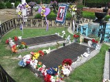 Przygotowano grób Lisy Presley w Graceland. Spocznie naprzeciwko swojego ojca - Elvisa Presleya. Kiedy pogrzeb?