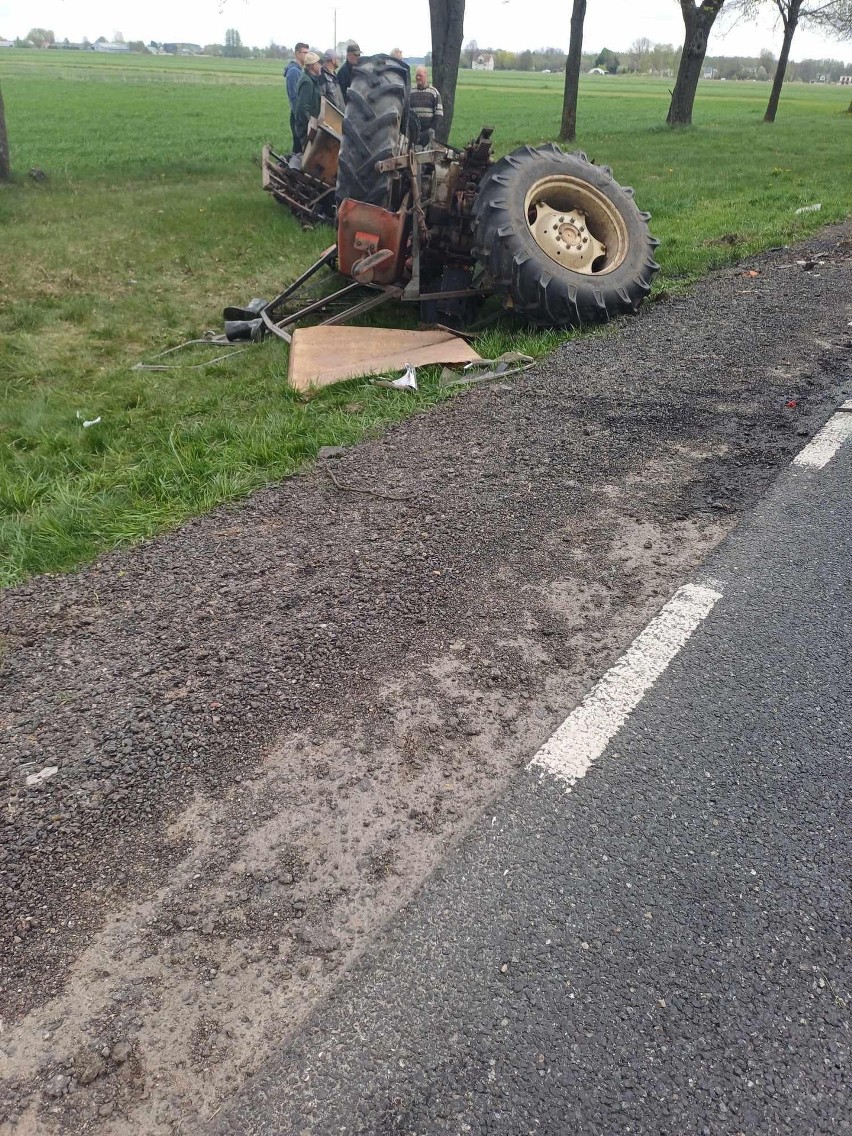 Na drodze krajowej nr 60 w pobliżu Rząśnika doszło do zderzenia busa z ciągnikiem rolniczym