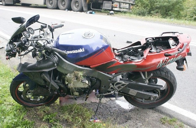Drugi motocyklista po upadku najechał na poprzedzającego go volkswagena. Nieprzytomny kierowca kawasaki z ogólnymi obrażeniami ciała i podejrzeniem złamania nogi został przewieziony do szpitala.