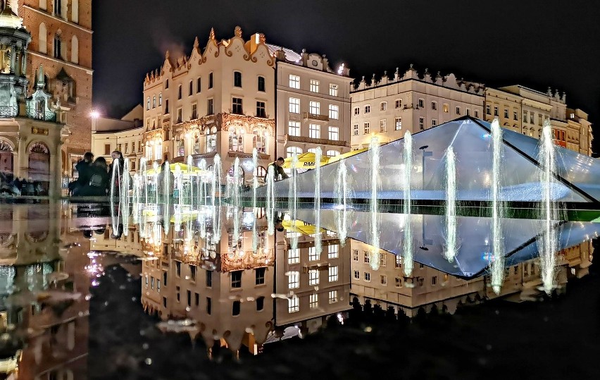 Kraków. Krakowski Rynek Główny w lustrzanym odbiciu wieczorową porą  [ZDJĘCIA]