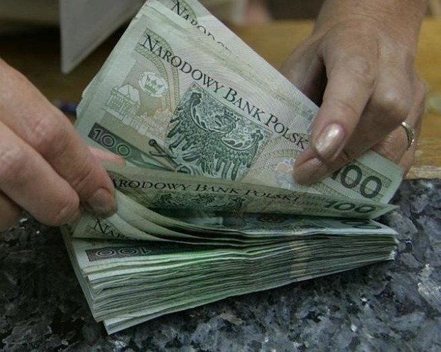 Policja ostrzega przed oszustami, którzy proszą o rozmienienie pieniędzy, a następnie podmieniają banknoty.