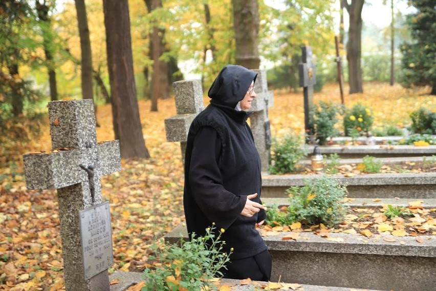 Siostry benedyktynki ze Staniątek sprzedają chryzantemy,...