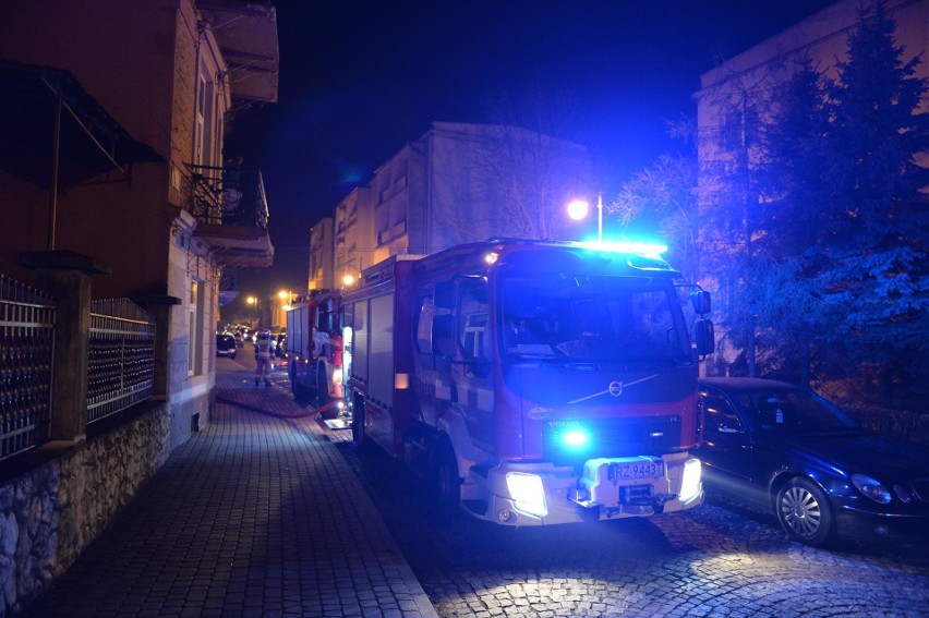 Pożar sadzy w kominie kamienicy na ul. Sienkiewicza w Przemyślu. W akcji trzy zastępy strażaków [ZDJĘCIA]