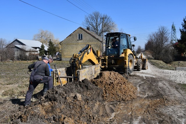 Plac budowy kanalizacji w Słupi w gminie Pacanów. Zakończenie prac zaplanowano na lato 2022. Więcej z placu budowy na kolejnych zdjęciach