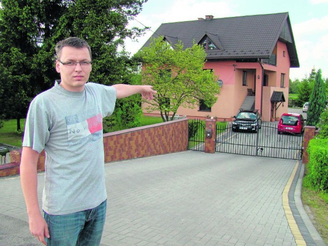 Kamil Lasoń ze wsi Miejsce w gminie Spytkowice pokazuje wyremontowany dom, w którym od pokoleń mieszka jego rodzina. Według jednej z koncepcji przebiegu drogi zostanie on zburzony