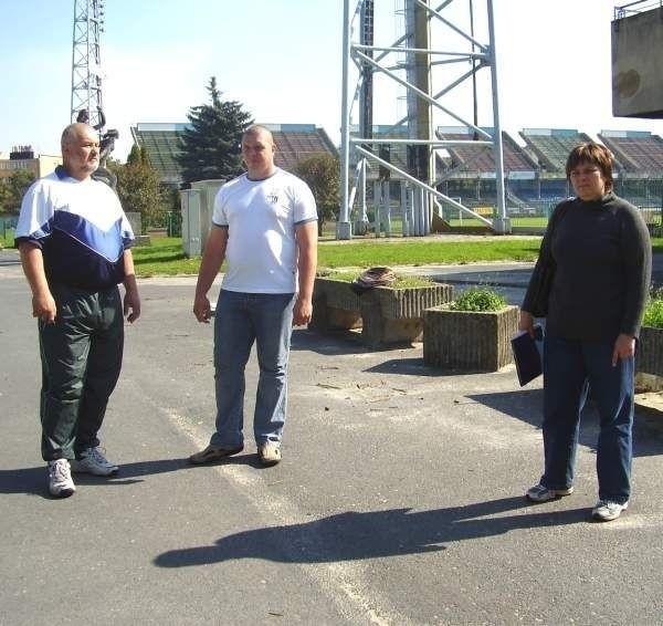 Mirosława Jakubowska z mężem Ryszardem i kulomiotem Jakubem Giżą. Ryszard Jakubowski jest trenerem Kuby.