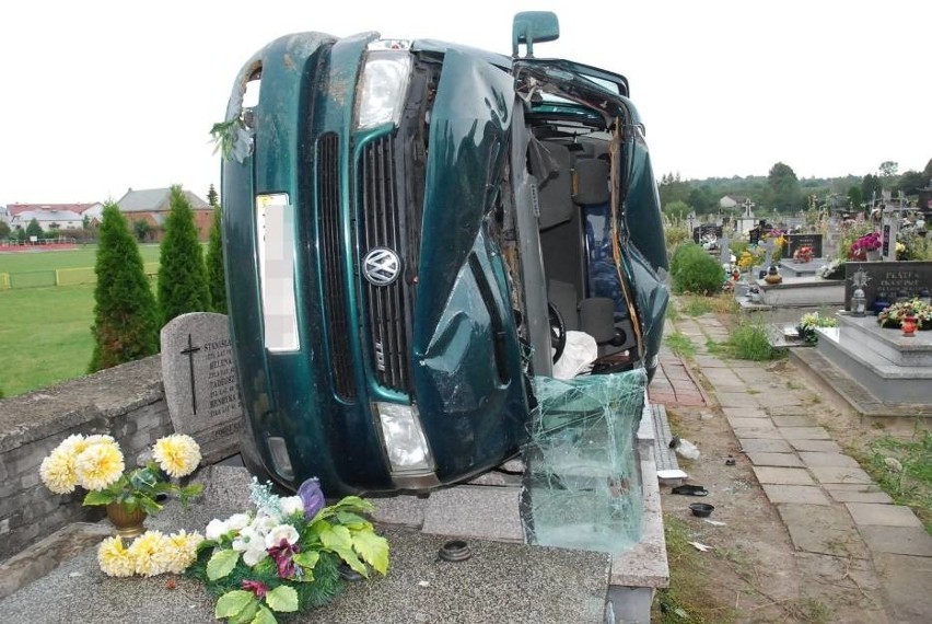 Gorzków: Ukrainiec wjechał na cmentarz. Uszkodził 7 nagrobków