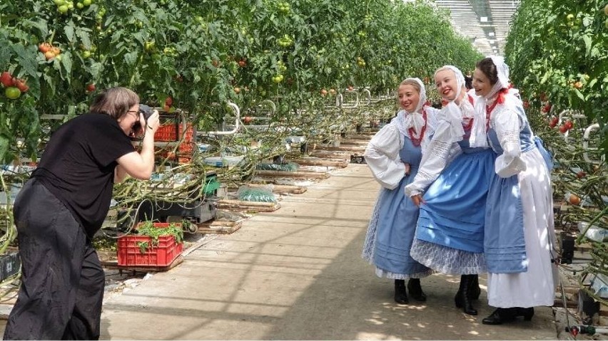 Sesja fotograficzna, w której uczestniczyły tancerki Zespołu...