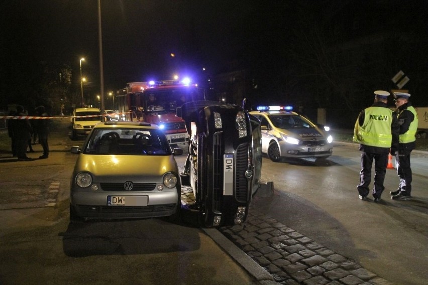 Wrocław: Kobieta w ciąży wjechała w zaparkowane auto i... przewróciła swój samochód (ZDJĘCIA)