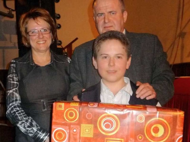 Mateusz Szwed z rodzicami - szczęśliwy laureat pierwszej nagrody.