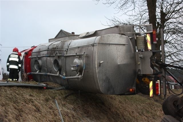 Wypadek w Pękaninie. Tir wpadł w poślizg.