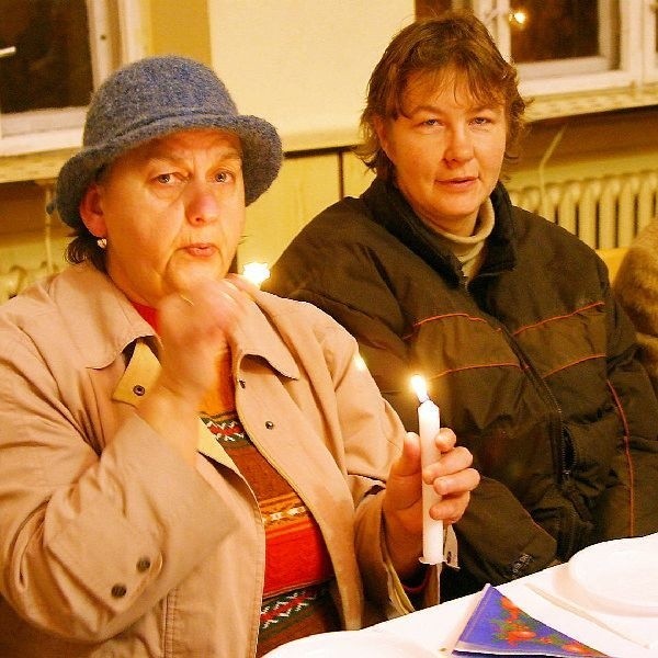 Świeczkę zapaliły na stole Elżbieta  Chmielewska i Katarzyna Kordecka