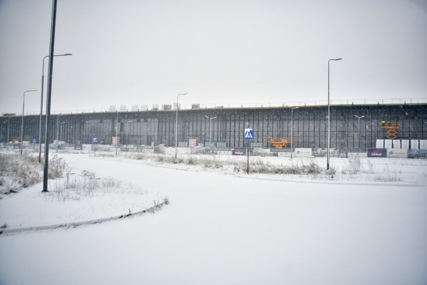 Budowa lotniska w Radomiu. Mimo niekorzystnej pogody trwają prace przy terminalu. Zobacz zdjęcia