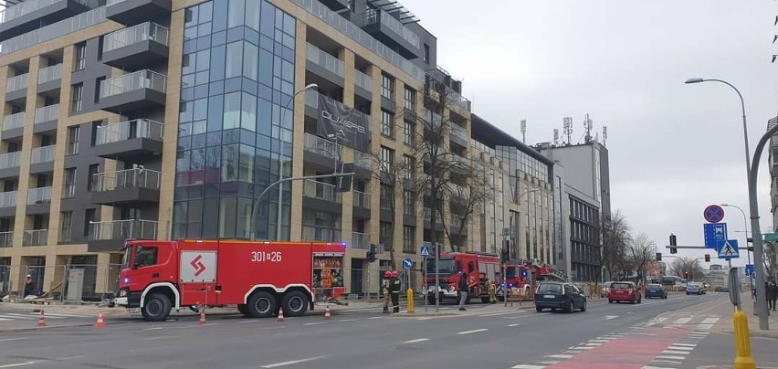 Pożar w Białymstoku. Ogień pojawił się na balkonie w nowym bloku przy ul. Sienkiewicza na rogu Złotej. Na miejscu cztery zastępy strażaków