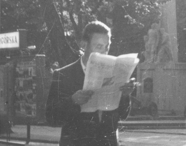 Czytelnik przed siedzibą Gazety.Lata 50. ubiegłego wieku.