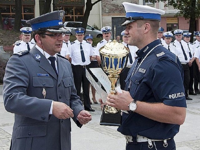 Inspektor Andrzej Sabik, zastępca Podkarpackiego Komendanta Wojewódzkiego Policji wręcza puchar i dyplom sierżantowi sztabowemu Maciejowi Długosiewiczowi z niżańskiej drogówki.